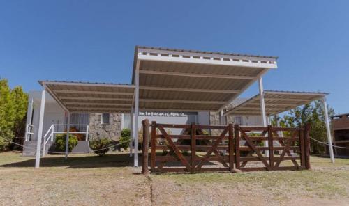 ein Holztor unter einer Markise vor einem Haus in der Unterkunft Hostel Suite DDT in Santa Fe