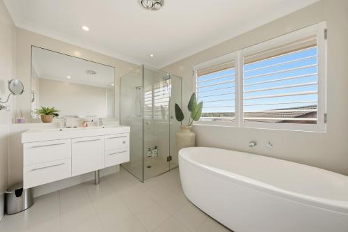 Un baño de Luxury 4BR Home with River Views at Kareela