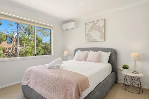 Una cama o camas en una habitación de Luxury 4BR Home with River Views at Kareela