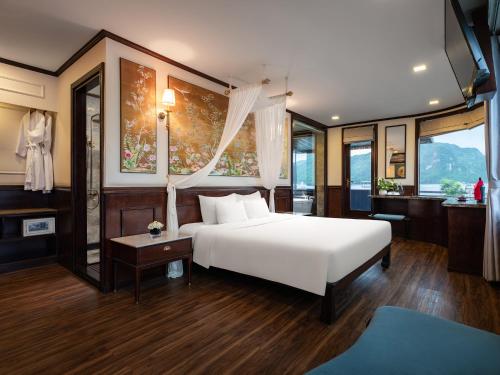 En eller flere senge i et værelse på Amanda Luxury Cruise on Lan Ha Bay