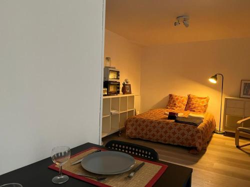een slaapkamer met een bed en een tafel met een tafel sidx sidx sidx bij Le Montagnard, Studio cosy, centre de Montbrison in Montbrison