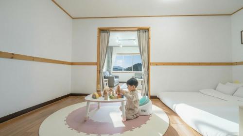 Un pat sau paturi într-o cameră la Chuncheon El Dorado Kid's Pension