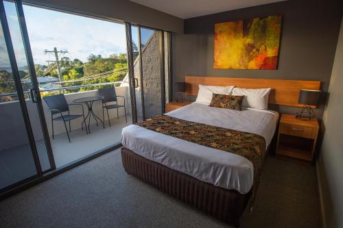 A bed or beds in a room at Gladstone Reef Hotel Motel