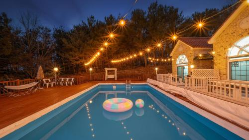 Hồ bơi trong/gần Taean Atirans Beach Pension