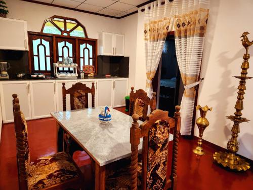 uma cozinha com mesa e cadeiras em uma sala em Mango Villa Hiriketiya em Hiriketiya