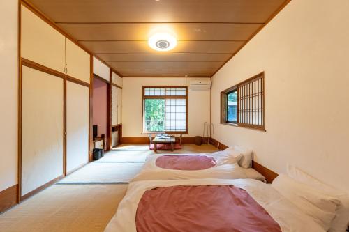 a bedroom with two beds in a room at YUPOPPO Hakone in Hakone