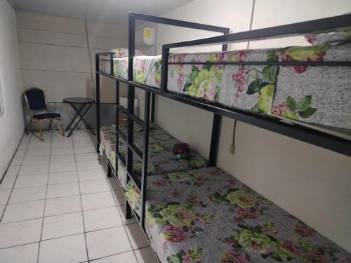 奎波斯城Hostel La Bambú的房间里的一组双层床
