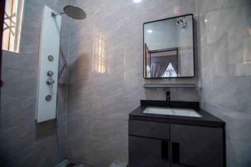 ein Badezimmer mit Waschbecken und Spiegel in der Unterkunft Glenwood Apartment in Amrahia