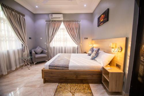 ein Schlafzimmer mit einem großen Bett in einem Zimmer in der Unterkunft Glenwood Apartment in Amrahia