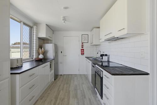 Køkken eller tekøkken på Coastal Escape with Courtyard and Parking