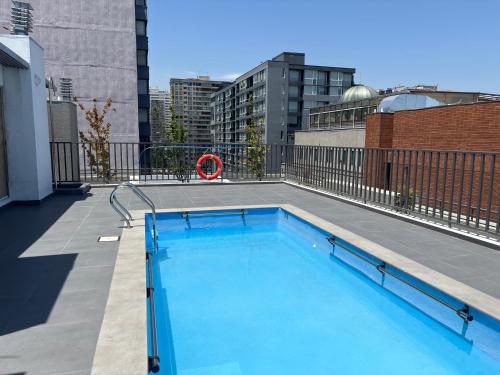 una piscina en la azotea de un edificio en A pasos del metro Steps away from the subway, en Santiago