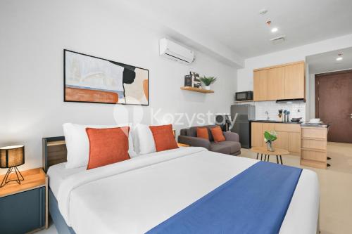 une chambre avec un grand lit et une cuisine dans l'établissement Hesrin by Kozystay - Sentul, à Citaringgul 1