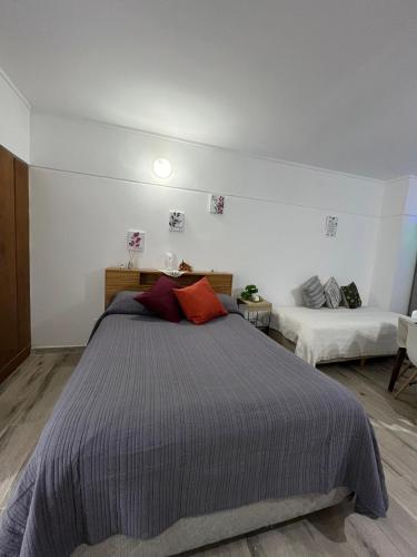een slaapkamer met een bed en twee bedden. bij Bristol Center - departamento in Mar del Plata