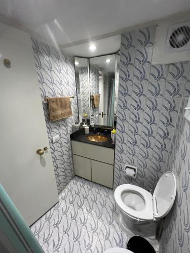 een badkamer met toilet en wastafel bij Bristol Center - departamento in Mar del Plata