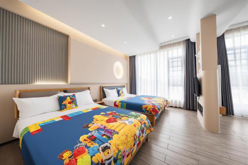 Postel nebo postele na pokoji v ubytování Chuxin Moshe Hotel--Free shuttle bus service from PuD'ong Airport and Disneyland is available