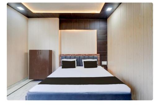 een slaapkamer met een groot bed in een kamer bij Sokoon Home Stay in Morādābād