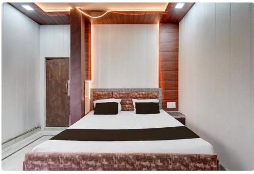 een slaapkamer met een groot bed in een kamer bij Sokoon Home Stay in Morādābād