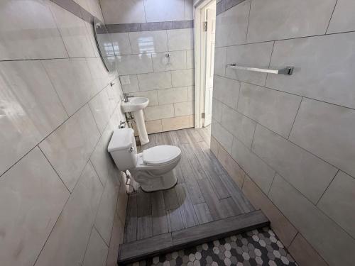 een badkamer met een toilet en een wastafel bij Serenity Retreat in Codrington Village
