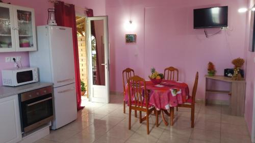 Köök või kööginurk majutusasutuses Gîtes Soussoune
