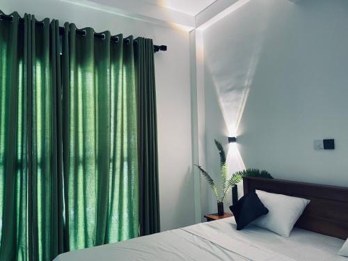 En eller flere senge i et værelse på THE PRASINOS villa & resort