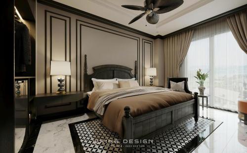 May Boutique DongVan Hotel في دونغ فان: غرفة نوم بها سرير ومروحة سقف