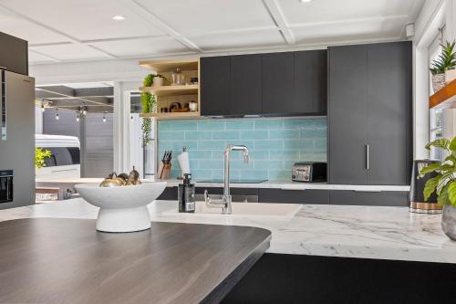 Nhà bếp/bếp nhỏ tại The Miro Haus with hot tub