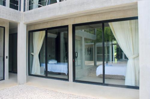 Postel nebo postele na pokoji v ubytování Nelblu Flamingo Suites