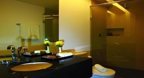 un baño con lavabo e inodoro en Ciriaco Hotel, en Rauis