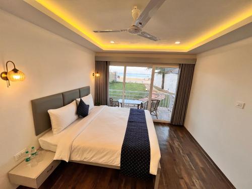 En eller flere senge i et værelse på The Coastal Agonda