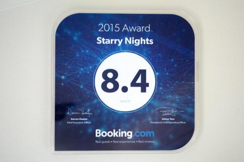 Starry Nights cabin feverに飾ってある許可証、賞状、看板またはその他の書類