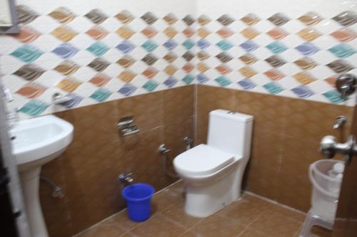 un bagno con un water e un lavandino di Hotel yog tapovan MOUNTAIN VIEW ROOM a Rishikesh