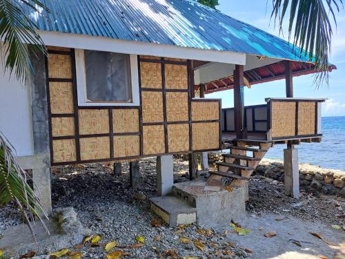 een huis aan het strand bij het water bij Paseo Del Mar Seaside Inn in Jagna