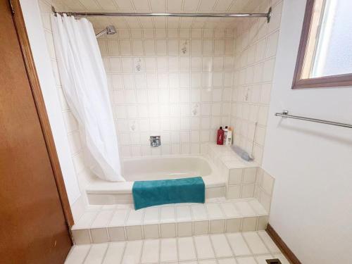 bagno con vasca e asciugamano blu di Relocation Ready- Pet-Friendly 4BR-Core of transit a Vaughan