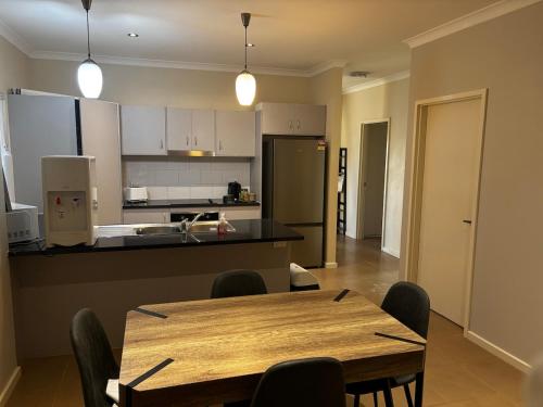 Foto dalla galleria di Newman Short Term Accommodation Rooms a Newman