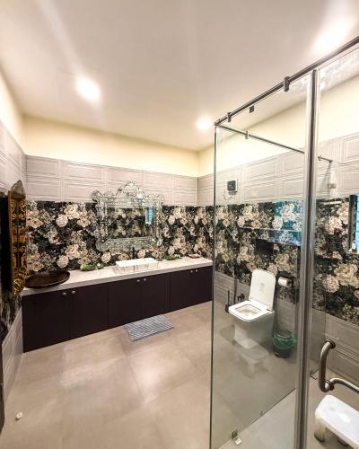 ein Badezimmer mit Glasdusche und Toilette in der Unterkunft Vanaswara in Kolad