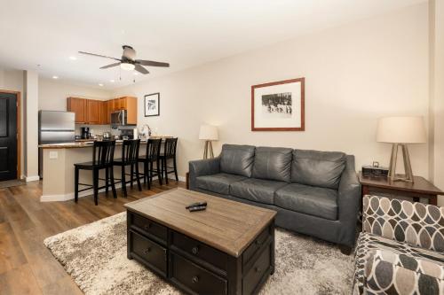 Χώρος καθιστικού στο Ski-In/Ski-Out Zephyr 1 Bedroom Condo Winter Park