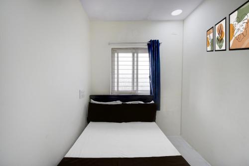 Ένα ή περισσότερα κρεβάτια σε δωμάτιο στο Hotel O Film City Hyderabad Formerly RJ Residency