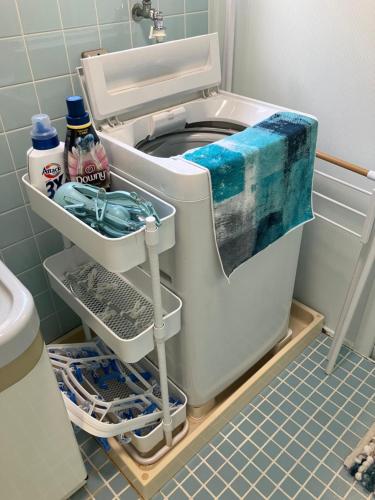 um banheiro com vaso sanitário e pia em Sunkissed Divers Okinawa Yomitan Guest House 1 em Yomitan