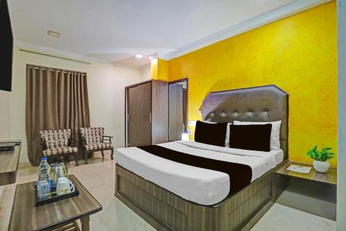 Una cama o camas en una habitación de Collection O Machilipatnam Bus Terminal Formerly Vijaya Raghava Residency