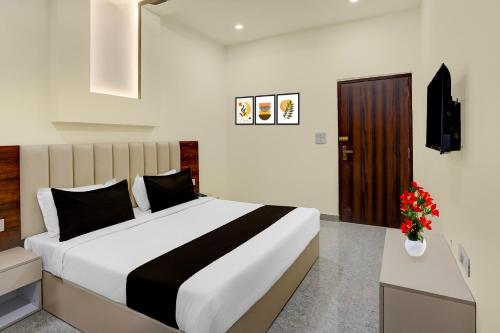 Un dormitorio con una cama grande en una habitación. en Townhouse Subharti University Meerut Formerly Hotel Celebration, en Panchli