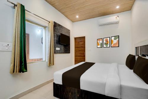 Ένα ή περισσότερα κρεβάτια σε δωμάτιο στο Collection O Uttaranchal University Premnagar