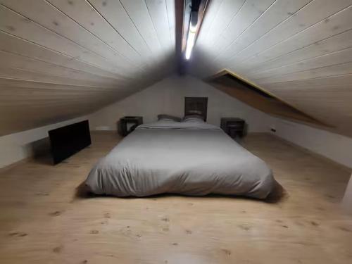 een slaapkamer met een groot bed in een plafond bij Chalet Chamois & Spa in Lullin