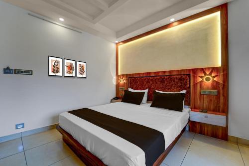 Postel nebo postele na pokoji v ubytování Super Townhouse Cochin Airport Formerly Skyluxe