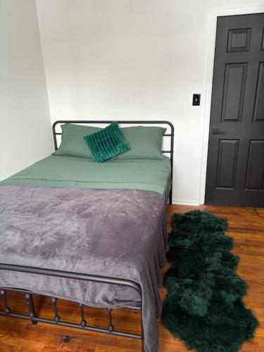 Postel nebo postele na pokoji v ubytování Big Group Getaway House Near Chicago