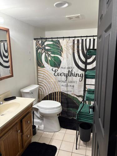 Koupelna v ubytování Big Group Getaway House Near Chicago