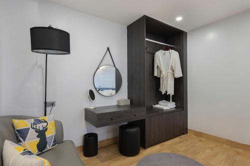 Cette chambre comprend une coiffeuse et un miroir. dans l'établissement Monaco Hotel, à Sa Pa