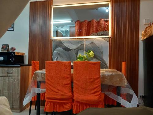 une cuisine avec une table recouverte de serviettes orange dans l'établissement JC Palace Residence, à Manille