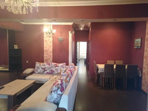 Apartment on Xudu Məmmədov 36 tesisinde lounge veya bar alanı