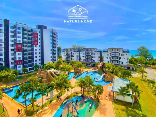 Una vista aérea de un complejo turístico con un parque acuático. en Nature Home - Swiss Garden Resort Residences - Weekend Free Breakfast, en Kuantan