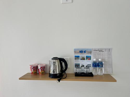 Příslušenství pro přípravu čaje a kávy v ubytování Vy's Home Homestay Mũi Né